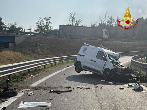 Il furgone schiantatosi all'uscita di Sesto Calende/Vergiate Il furgone schiantatosi all'uscita di Sesto Calende/Vergiate