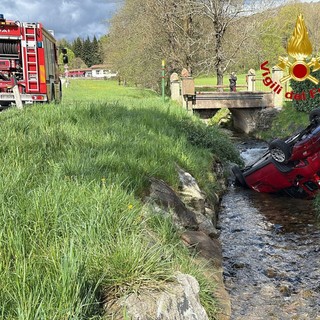 Auto si ribalta e finisce nel torrente: paura lungo la statale della Valganna