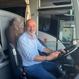 Franco Rocco a bordo del suo autobus di Autolinee Varesine con il quale svolge servizio sulle Linee Mare