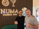 Luka Seiti e il pizzaiolo Silvano vi aspettano in viale Belforte 165 al "Numa Pizzeria Bar" Luka Seiti e il pizzaiolo Silvano vi aspettano in viale Belforte 165 al "Numa Pizzeria Bar"