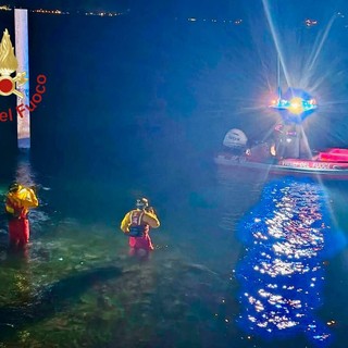 I vigili del fuoco impegnati durante le ricerche durante la notte e all'alba di oggi