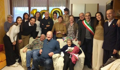 Arcisate in festa per i cento anni della signora Carla Chelucci
