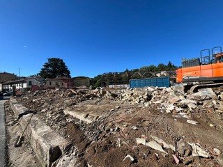 La situazione del cantiere dell'ex Aermacchi dopo l'abbattimento del muro di cinta in via Crispi di questa mattina