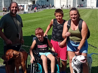 Lorenzo e Martina con i figli Federico e Leonardo in uno dei loro viaggi