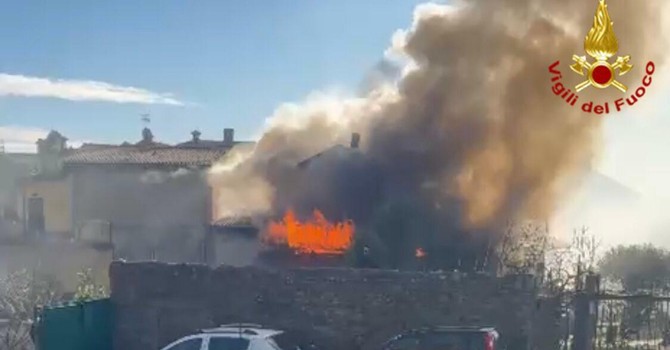 L'incendio scoppiato ad Arcisate