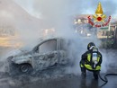 A fuoco un'auto nel centro di Laveno