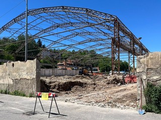 La situazione del cantiere dell'ex Aermacchi dopo l'abbattimento del muro di cinta in via Crispi di questa mattina