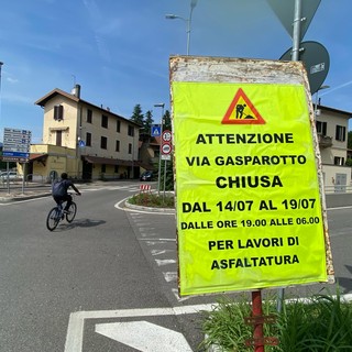 Il cartello che all'altezza della rotonda dell'Esselunga richiama la chiusura al traffico di via Gasparotto