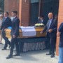 L'uscita dalla chiesa di San Carlo del feretro di Simone Magrin