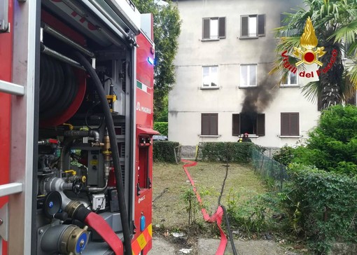 Casa in fiamme a Luino: i vigili del fuoco salvano un cane