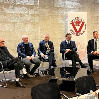 Sul palco Toto Bulgheroni, Beppe Marotta, Roberto Bacchetti, Giancarlo Giorgetti, Luis Scola