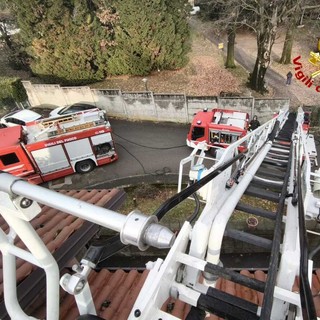 I vigili del fuoco in azione in via Lazio a Malnate