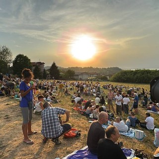 I varesini al Belvedere di Azzate in attesa dell'eclissi, poi nascosta dal formarsi di nubi all'orizzonte (foto Alessandro Galbiati)
