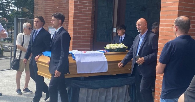 L'uscita dalla chiesa di San Carlo del feretro di Simone Magrin