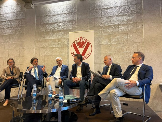 Giorgetti a Varese per il confronto con gli ordini professionali: sala piena all’evento di Varese sei Tu Giorgetti a Varese per il confronto con gli ordini professionali: sala piena all’evento di Varese sei Tu