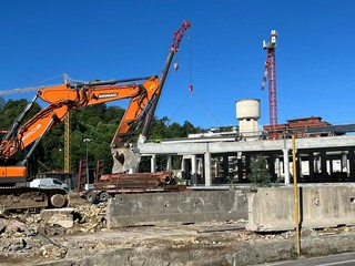 La situazione del cantiere dell'ex Aermacchi dopo l'abbattimento del muro di cinta in via Crispi di questa mattina