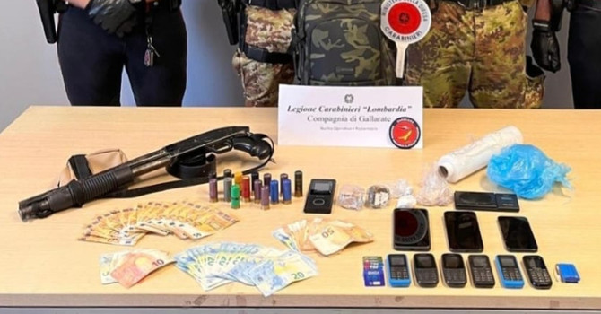 Il materiale sequestrato dai carabinieri Il materiale sequestrato dai carabinieri