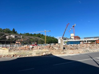 La situazione del cantiere dell'ex Aermacchi dopo l'abbattimento del muro di cinta in via Crispi di questa mattina