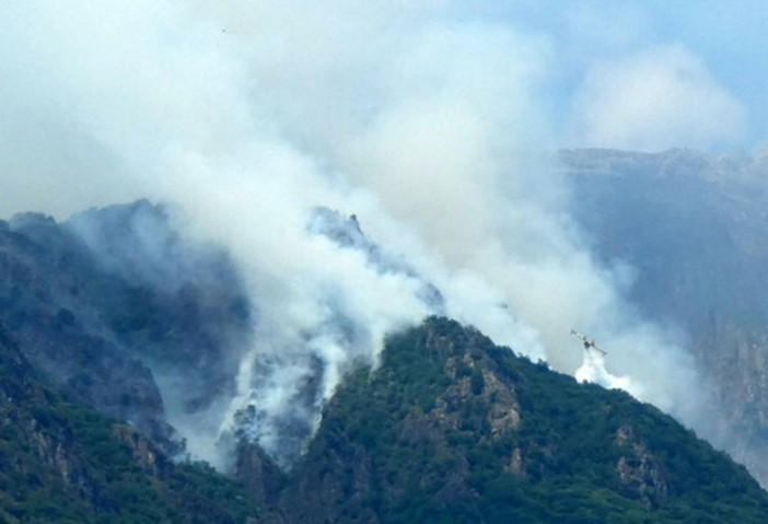 Incendi nel Vco, due Canadair in azione. Candiani: «Chiesti rinforzi, situazione molto impegnativa»
