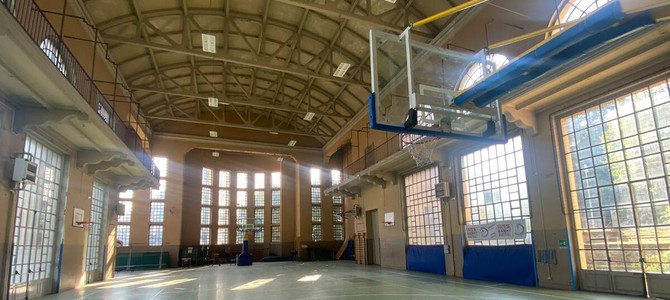 I canestri, al loro posto, nella palestra di via XXV Aprile I canestri, al loro posto, nella palestra di via XXV Aprile
