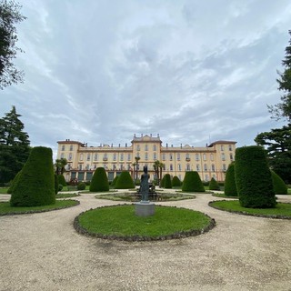 La facciata interna di Villa Recalcati e il suo parco