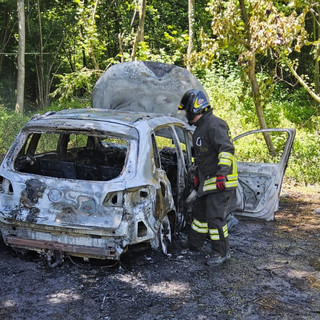 Cade un tizzone nel baule, auto distrutta dalle fiamme a Besozzo