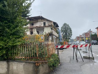 I lavori di abbattimento dell'ex concessionaria Terziroli I lavori di abbattimento dell'ex concessionaria Terziroli