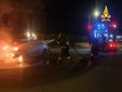 Le operazioni di spegnimento dell'auto in fiamme in via Astico a Varese