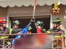Ha bisogno di urgenti cure mediche, ma non può usare la scale: interviene l'autoscala dei vigili del fuoco