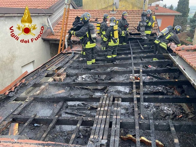 Il tetto bruciato a Vergiate