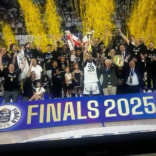 In alto stat Virtus. Lo scudetto del basket è bianconero, la dedica è per Achille