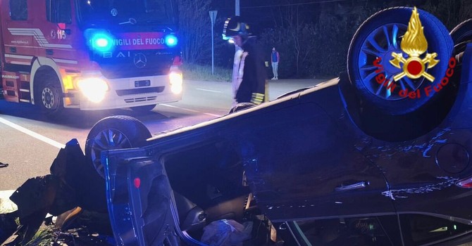 L'auto ribaltata sulla Sp1 tra Varese e Gavirate L'auto ribaltata sulla Sp1 tra Varese e Gavirate