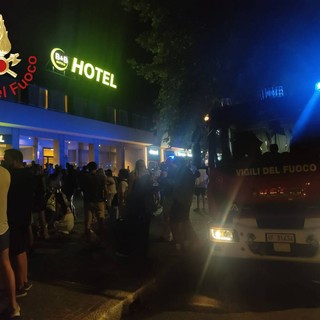 Disturbi respiratori in un hotel di Como, ipotesi spray urticante: evacuati 150 turisti
