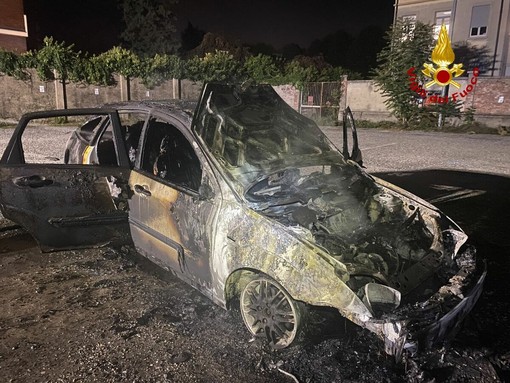 La carcassa dell'auto dopo l'incendio