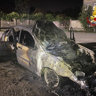 La carcassa dell'auto dopo l'incendio