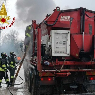 Gornate Olona, in fiamme camion carico di asfalto