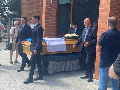 L'uscita dalla chiesa di San Carlo del feretro di Simone Magrin