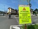 Il cartello che all'altezza della rotonda dell'Esselunga richiama la chiusura al traffico di via Gasparotto