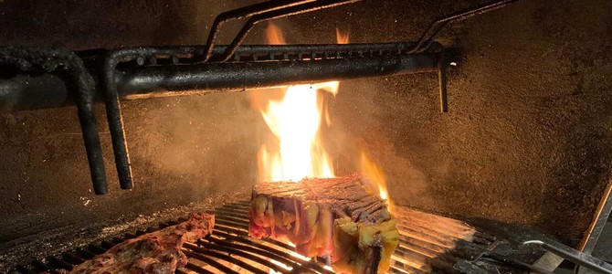 Arde il fuoco sulla griglia del DaMa: in questa e nelle foto in gallery la preparazione di una bistecca di razza dolomitica (Grigia Alpina) e la degustazione di altre prelibatezze, come i salumi preparati in casa dalla famiglia Audino (nelle immagini Matteo)