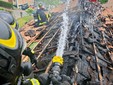 Le operazioni di spegnimento in via Garibaldi a Casciago