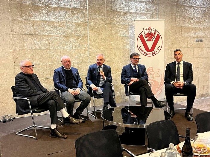 Sul palco Toto Bulgheroni, Beppe Marotta, Roberto Bacchetti, Giancarlo Giorgetti, Luis Scola Sul palco Toto Bulgheroni, Beppe Marotta, Roberto Bacchetti, Giancarlo Giorgetti, Luis Scola