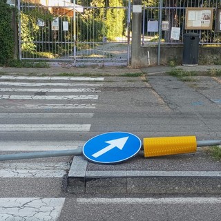Cartello abbattuto in via Tagliamento e &quot;dimenticato&quot; da giorni