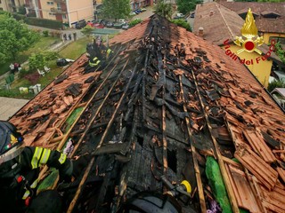 Le operazioni di spegnimento in via Garibaldi a Casciago