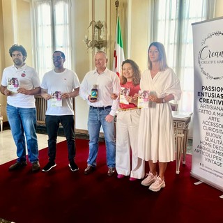 La vicesindaca di Varese Ivana Perusin insieme ad Anita Romeo del team Creanza e ai produttori locali di gin