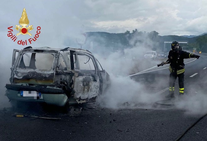 FOTO. Auto prende fuoco sull'A9: passeggeri e conducente abbandonano l'auto in tempo