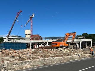 La situazione del cantiere dell'ex Aermacchi dopo l'abbattimento del muro di cinta in via Crispi di questa mattina