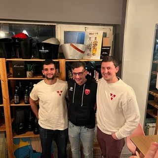 Zach Sogolow e Maks Horowitz insieme al responsabile comunicazione stampa di Pallacanestro Varese Marco Gandini