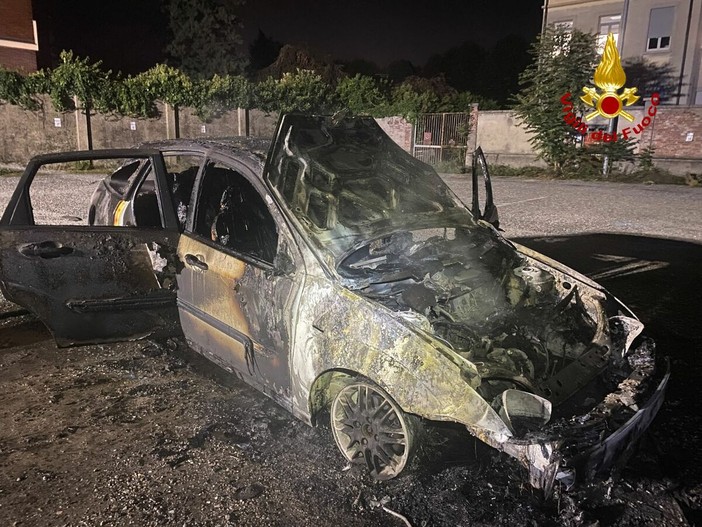 La carcassa dell'auto dopo l'incendio