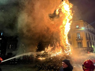 Le immagini del Falò di Sant'Antonio questa sera in piazza della Motta a Varese