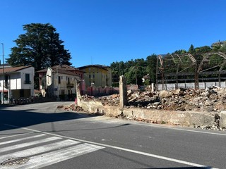 La situazione del cantiere dell'ex Aermacchi dopo l'abbattimento del muro di cinta in via Crispi di questa mattina